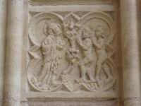 Lyon, Cathedrale St-Jean apres renovation, Portail, Plaque gravee, Adam et Eve devant l'arbre de la connaissance